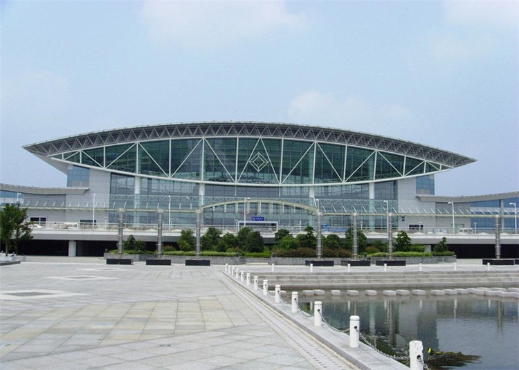 會展中心網(wǎng)架通常比較有藝術(shù)氣息，可觀賞性強(qiáng)，